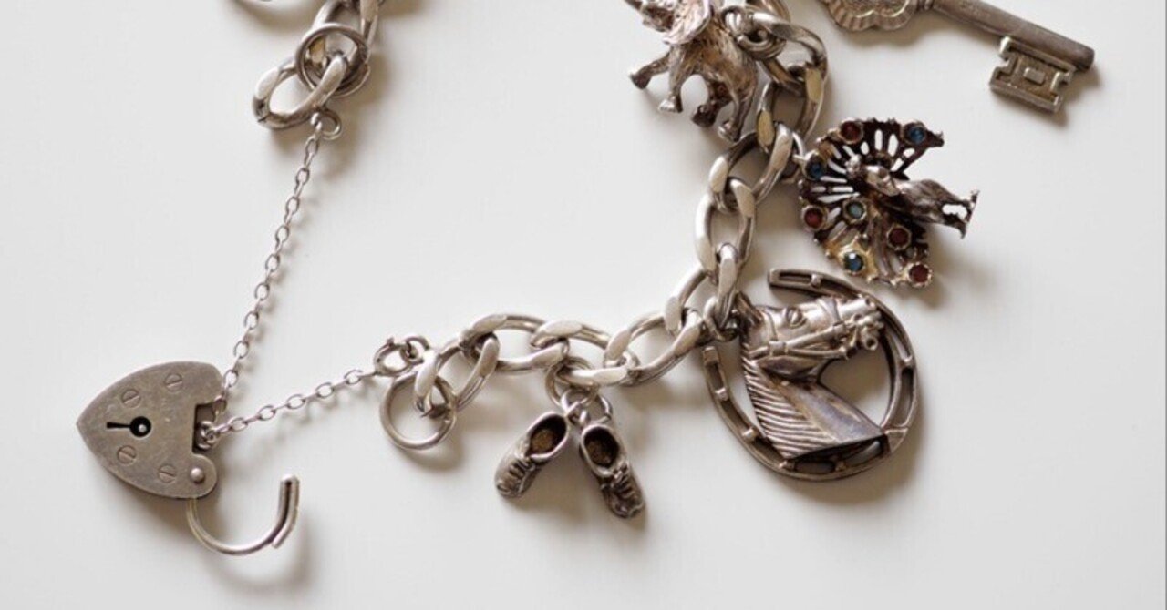 人生の節目をつなぐ、イギリスのチャームブレスレット｜toko-silver