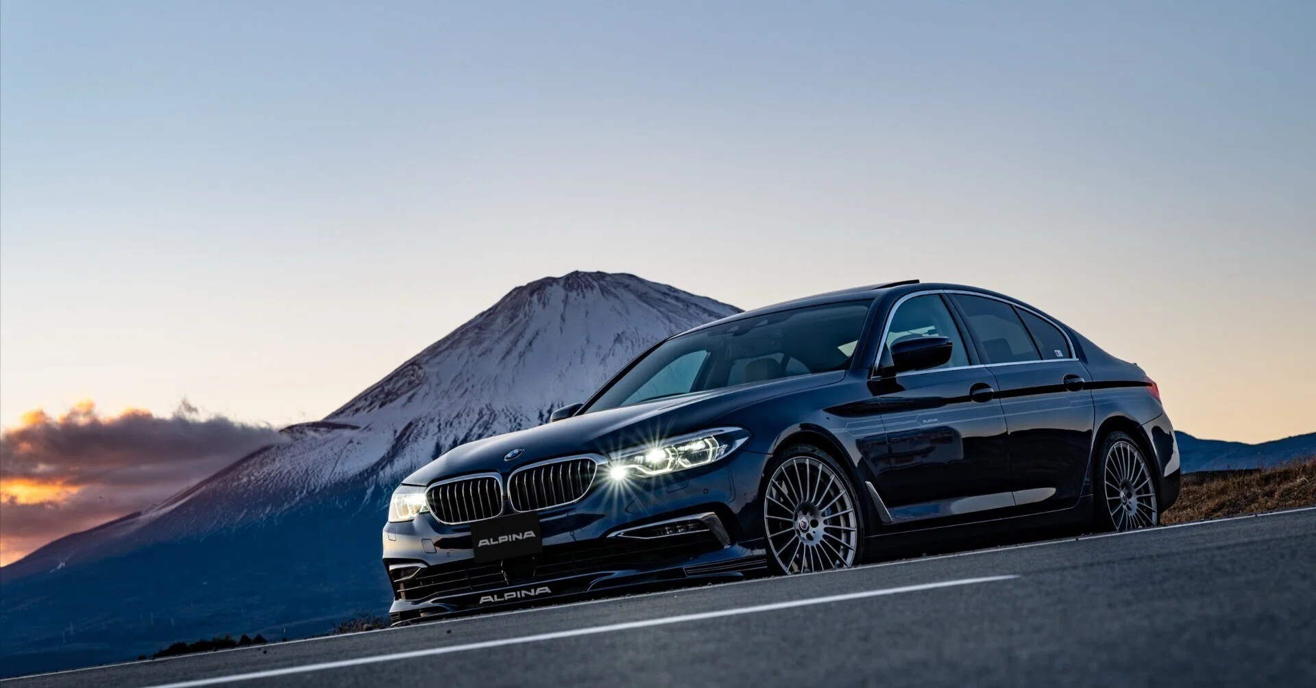 ALPINA  G30 5シリーズ ゴールドデコライン ボディー用欠品無し クルマ：ALPINA D5S(G30)という車｜@infinity.909