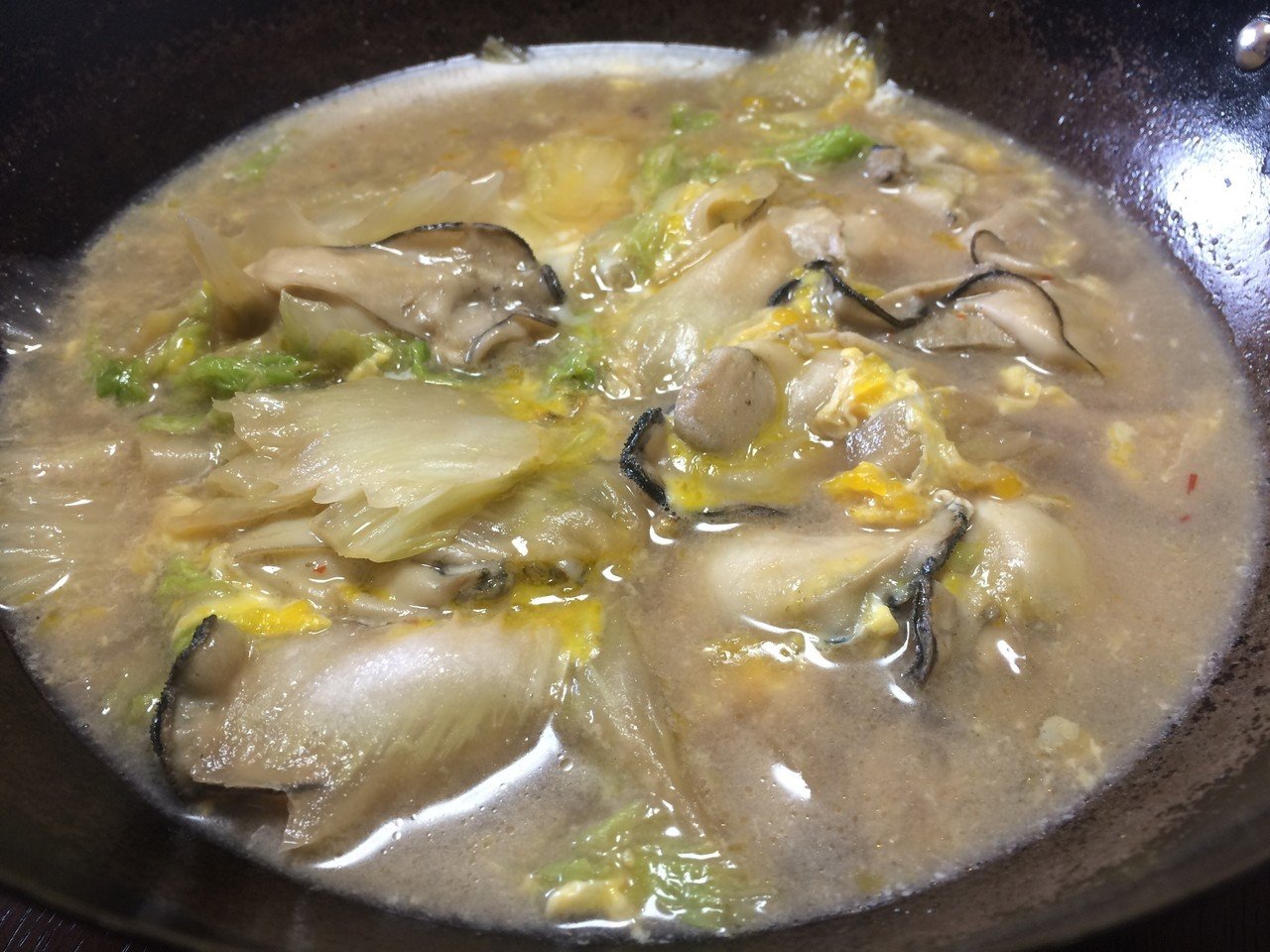 『牡蠣鍋。』 広島生まれで、今まで三度牡蠣にあたっている身としては、牡蠣は火を通してたべます。(つまり、三度もあたっても、なんとしてでも牡蠣をたべるということです。) 和食 料理 『牡蠣鍋。』 広島生まれで、今まで三度牡蠣にあたっている身としては、牡蠣は火を通してたべます。(つまり、三度もあたっても、なんとしてでも牡蠣をたべるということです。) 和食 料理