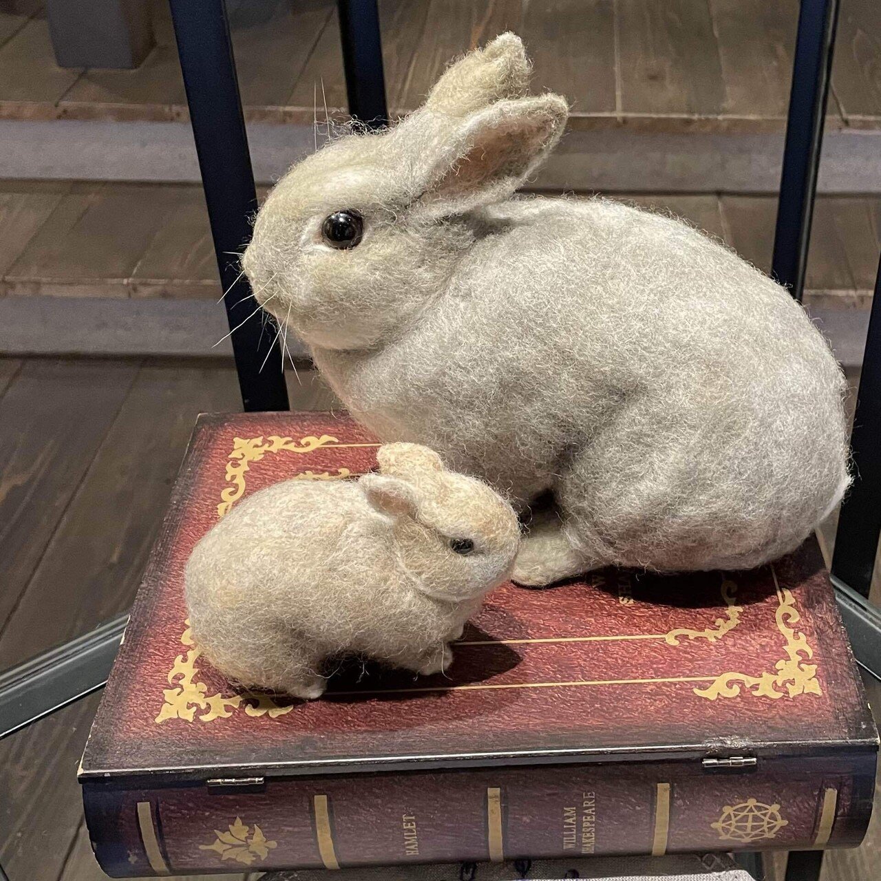 羊毛フェルトのうさぎと満開のミモザ｜京都 ひとり暮らし4か月〈春