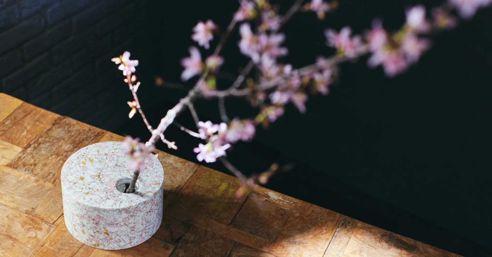 左官の技法を、アートとして飾る。soil × FLOWER VASE GALLERYが提案