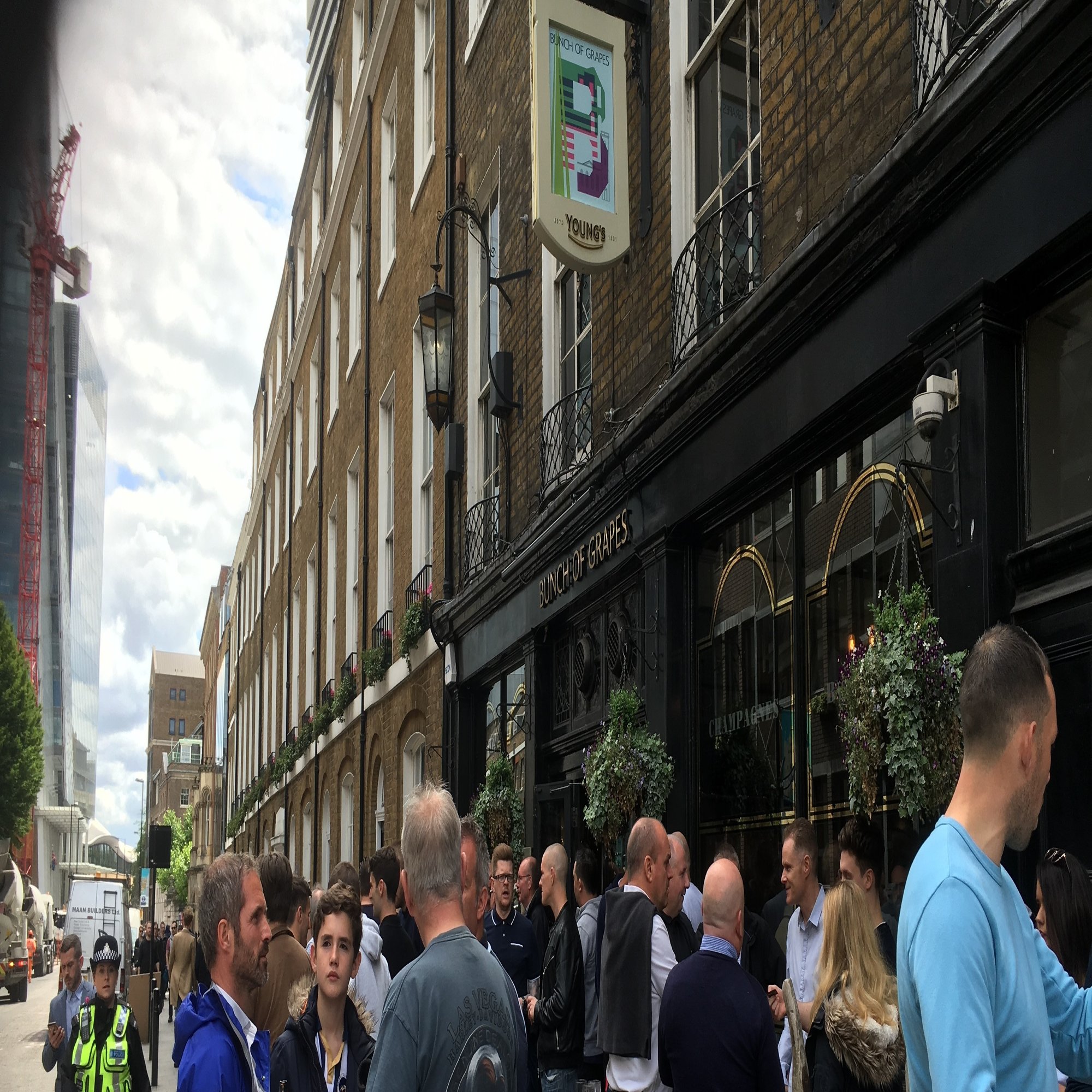 パブで立つイギリス人 カフェで座るフランス人 Ryo フランス Note