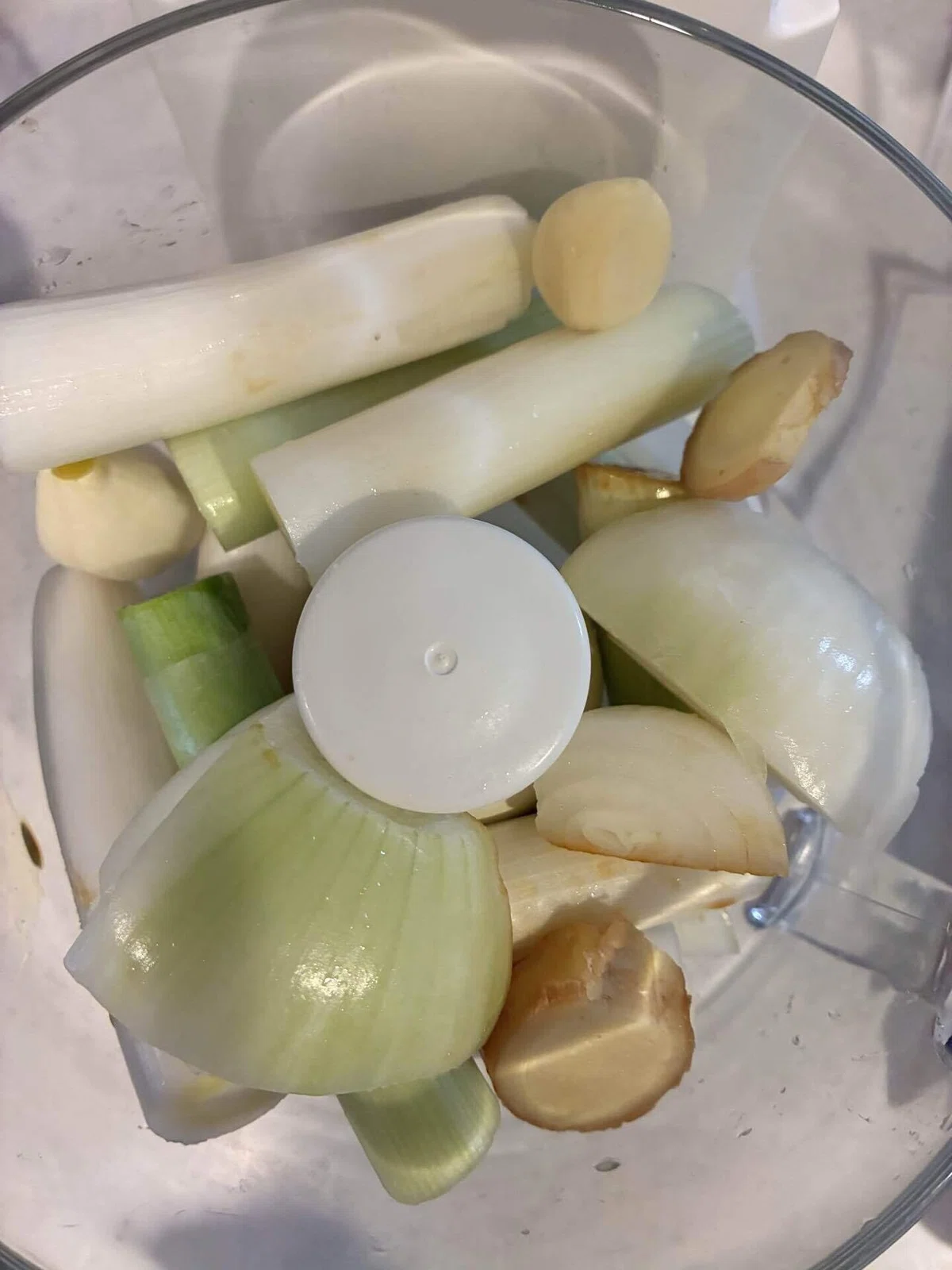 野菜をブレンダーにかける写真。