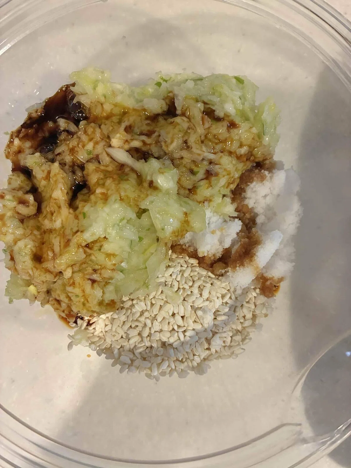 野菜と麹、調味料を混ぜている写真