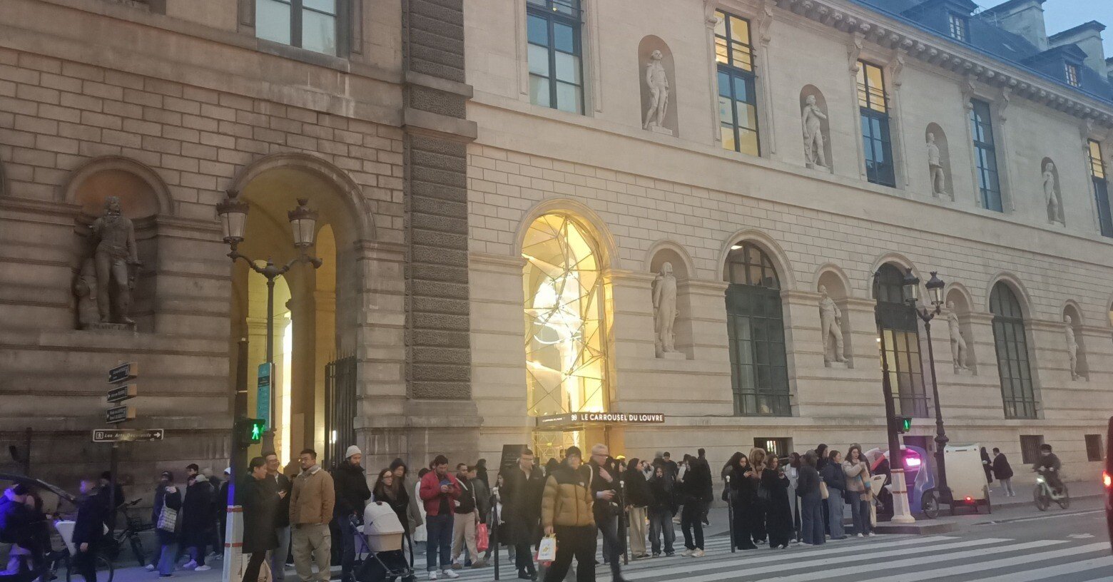ルーブル美術館、10年続く「チケット詐欺」で1000万ユーロ被害