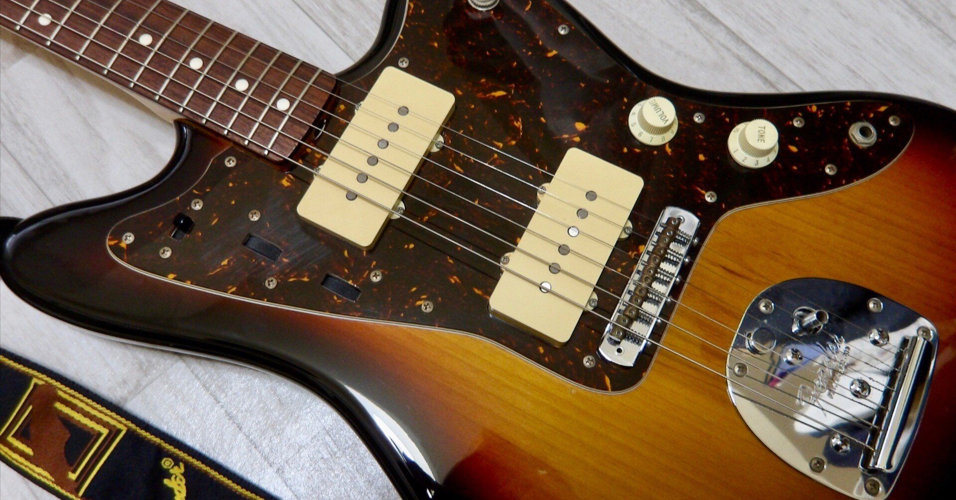 ジャズマスターと過ごす休日。半年ぶりの手入れと弦落ち対策｜d.