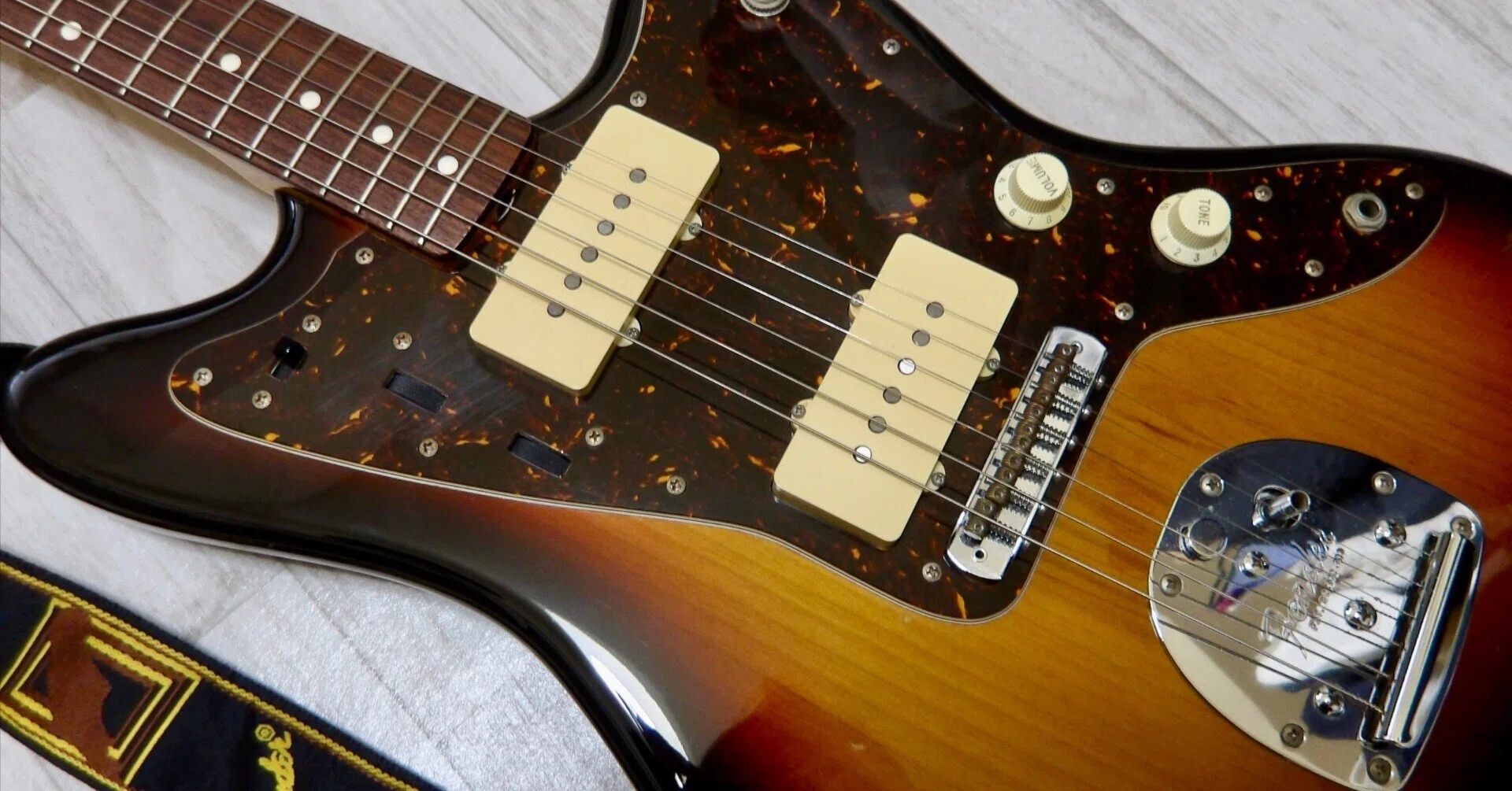 Fender Jazzmaster サンバースト（弦落ち対策済） ジャズマスターと過ごす休日。半年ぶりの手入れと弦落ち対策｜d.
