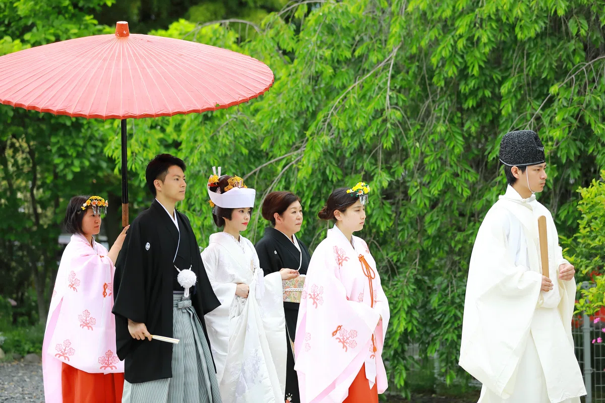 神社での結婚式、神前式の流れ｜菊池 ミオ・神社仏閣専門和婚