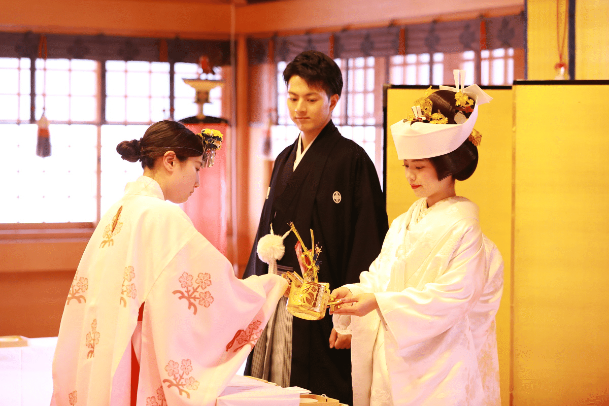 神社での結婚式、神前式の流れ｜菊池 ミオ・神社仏閣専門和婚