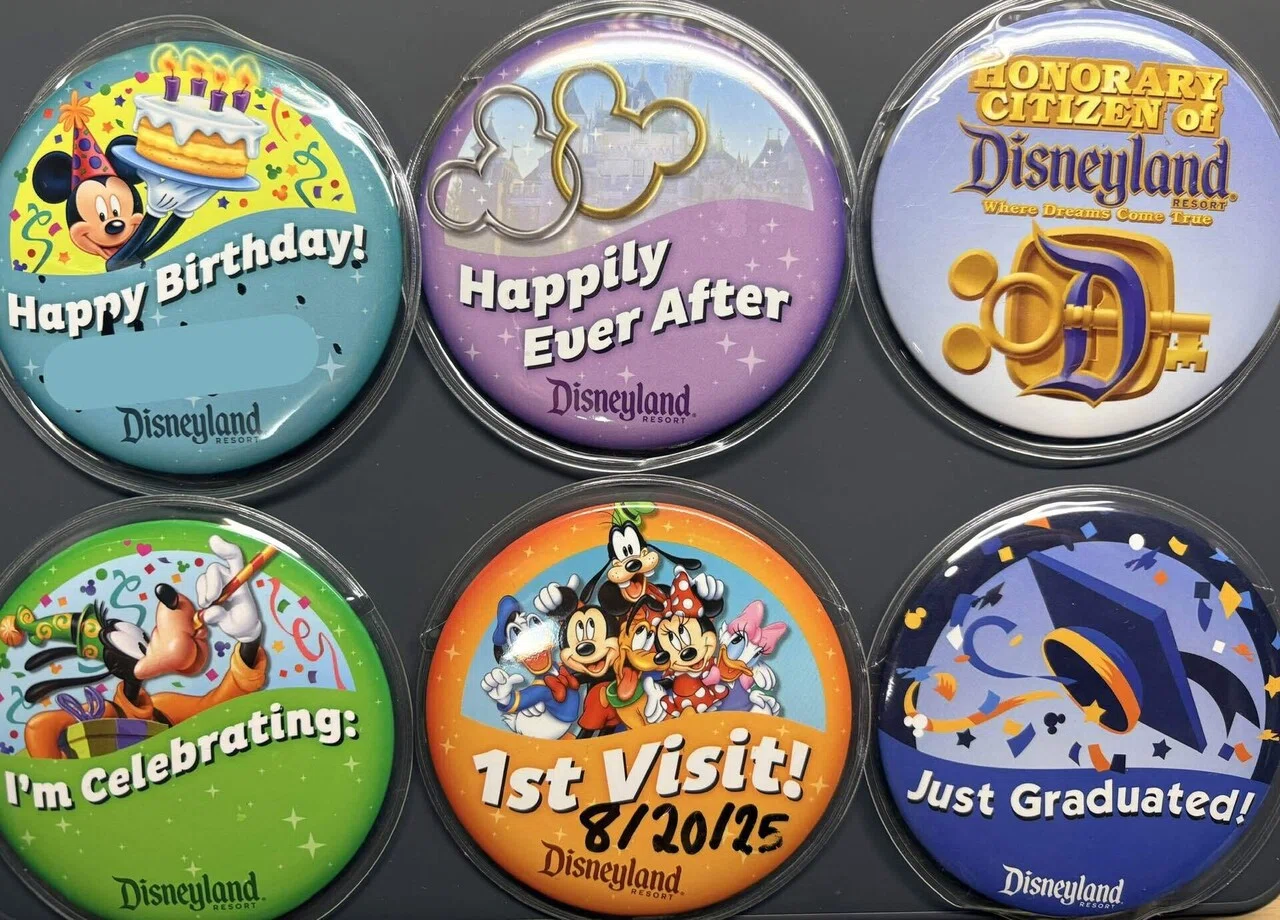 ディズニー　缶バッジ カリフォルニアディズニー 記念に缶バッチをもらおう！-お誕生日缶