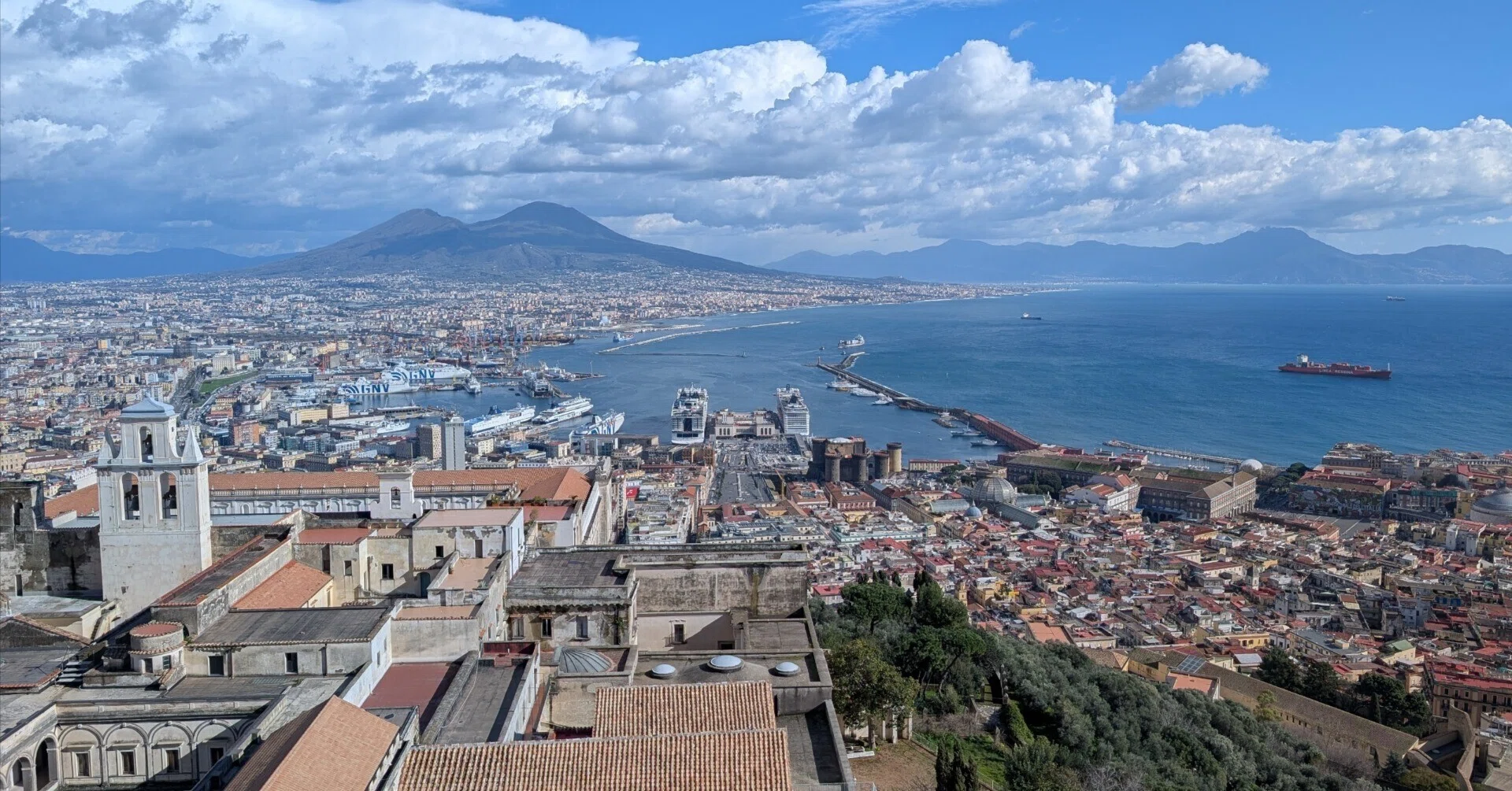 ナポリで立派な山が織りなす景色に感動する イタリア旅行記#3｜tabirow