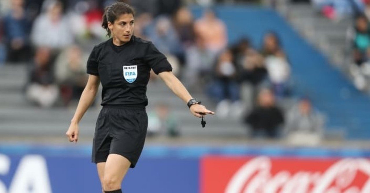 審判員の経験が助けてくれている コロナウイルスと闘うfifaレフェリー兼薬剤師のお話 攻劇 Note