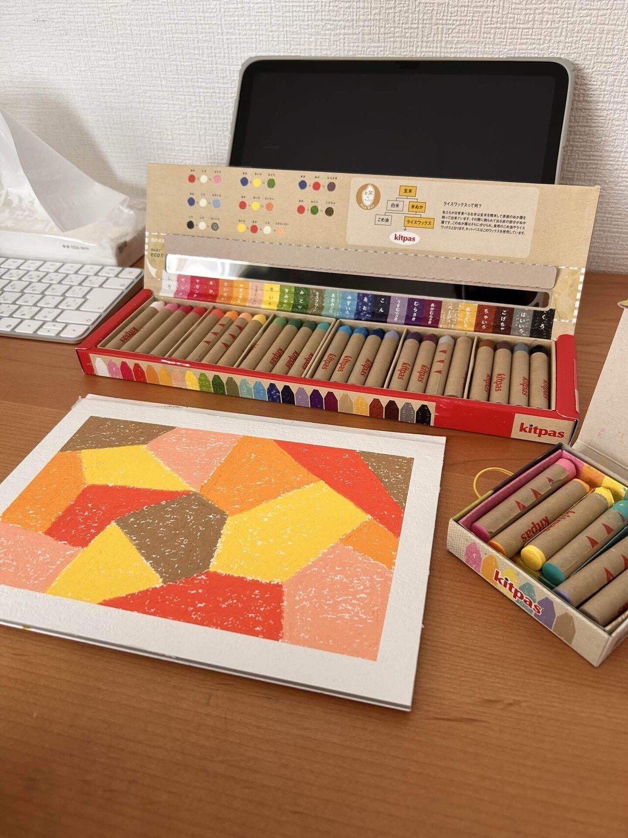 気持ちは曇り、色は晴れ｜クレヨン抽象画｜20枚描いたキャンバス