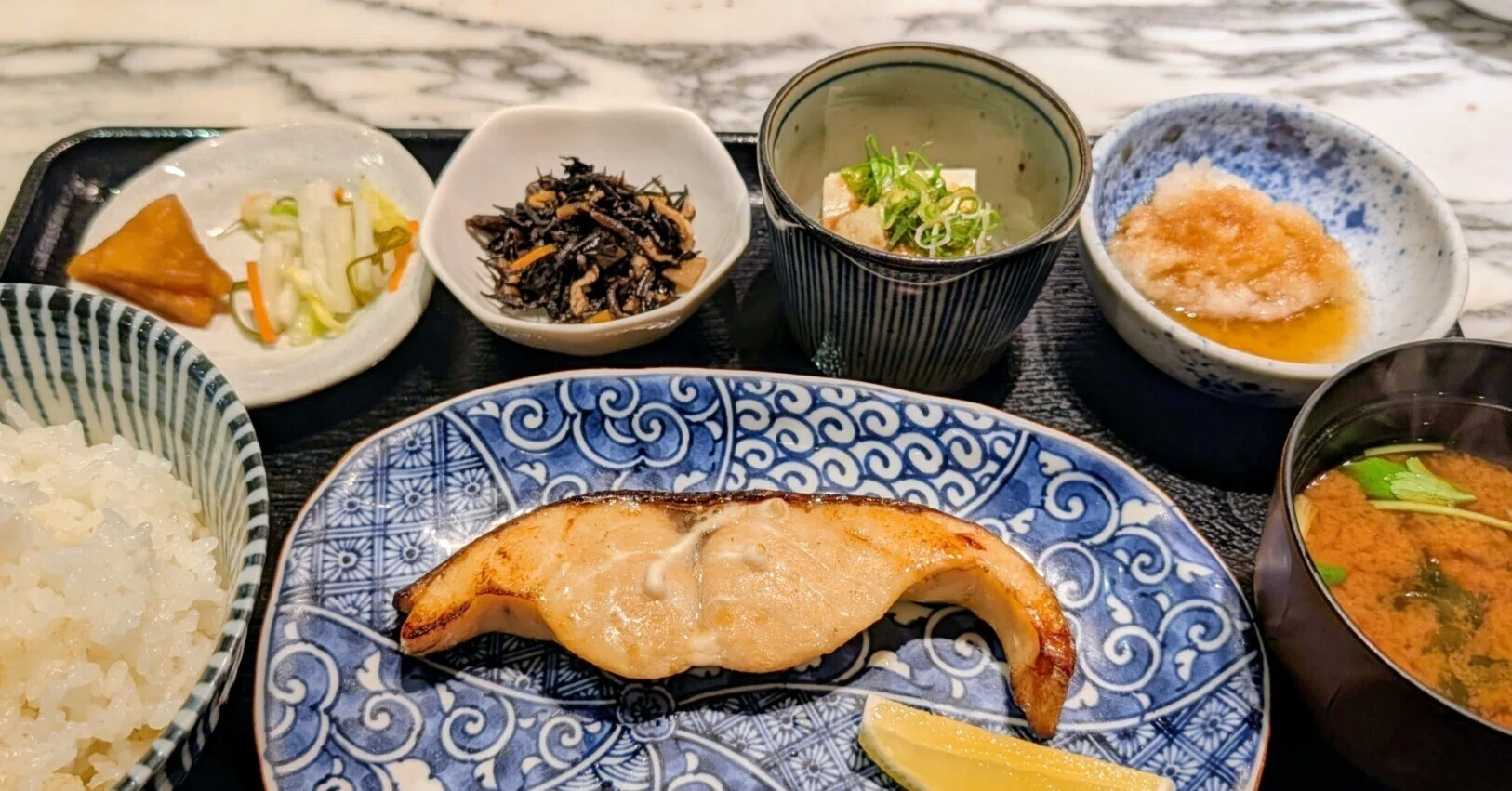 上質な和食ランチを／四ツ谷駅近くの「炭火魚 旬彩料理 坂本」｜菅野