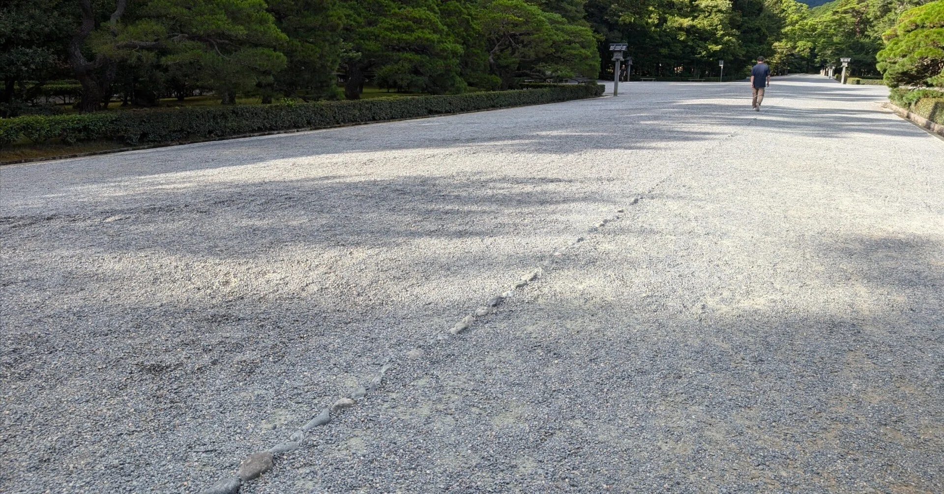 伊勢内宮】神苑参道の謎の石ライン｜北城彩華 I 神様とご縁をつなぐ