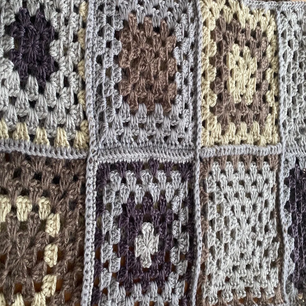 ハンドメイド】余り糸で編むグラニースクエアのマフラー｜ひろこ(# ˘ω˘ #)