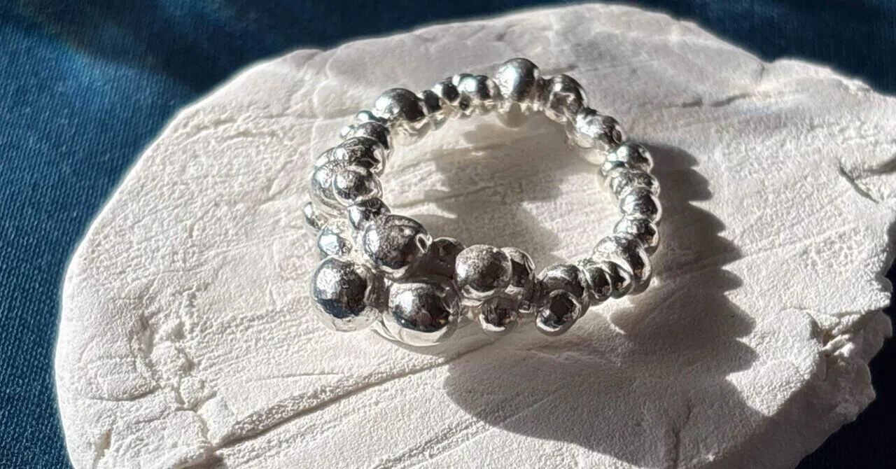そのシルバーアクセサリー、本当にシルバー？｜Suiの椅子