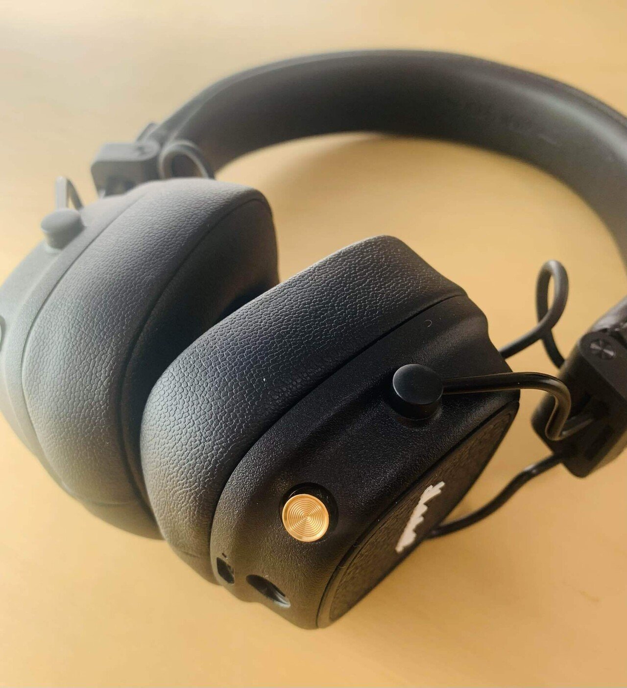 Marshallのヘッドホンが良すぎた話｜あやせそら | ことばの靴屋