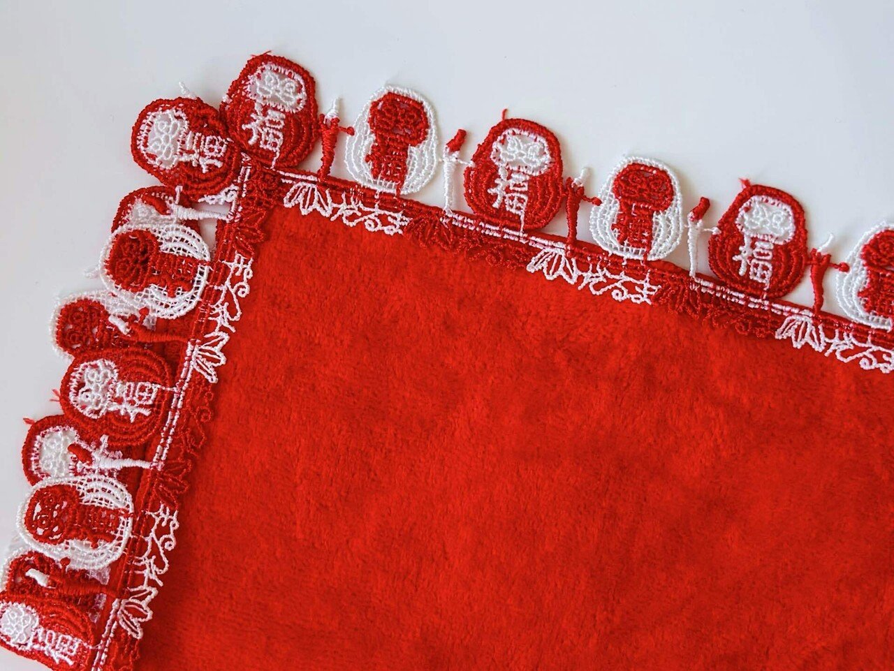 キティちゃんと近沢レースコラボと、最近のお気に入りハンカチたち