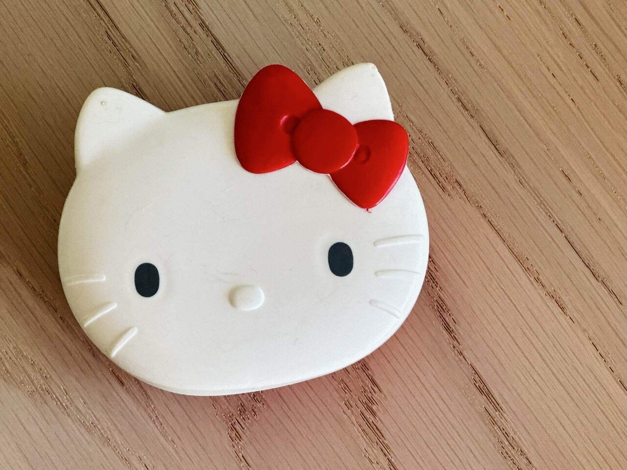 キティちゃんと近沢レースコラボと、最近のお気に入りハンカチたち