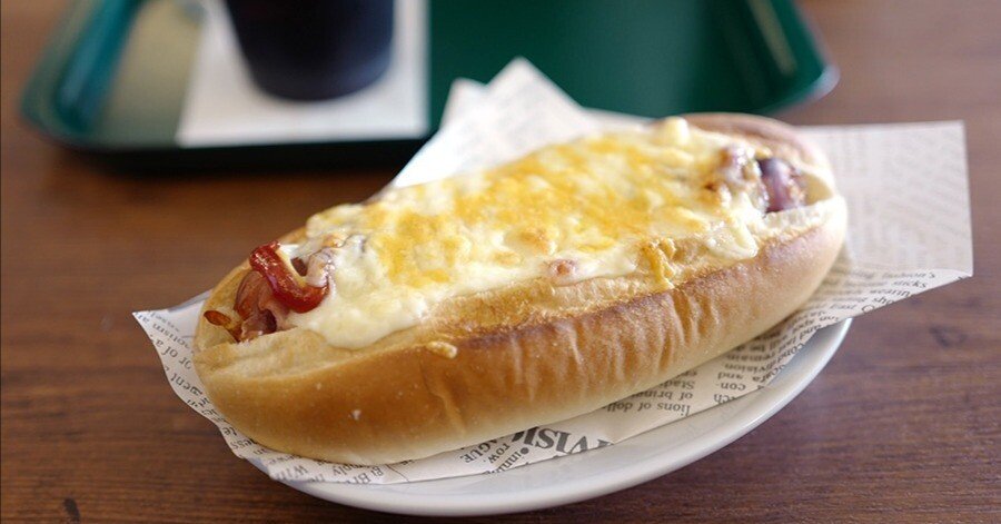 プロント0号店で朝のチーズドッグを食べる｜サカキシンイチロウ