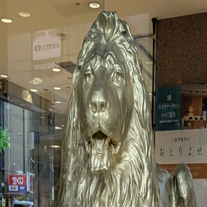 広島三越の金ピカライオン像｜sato