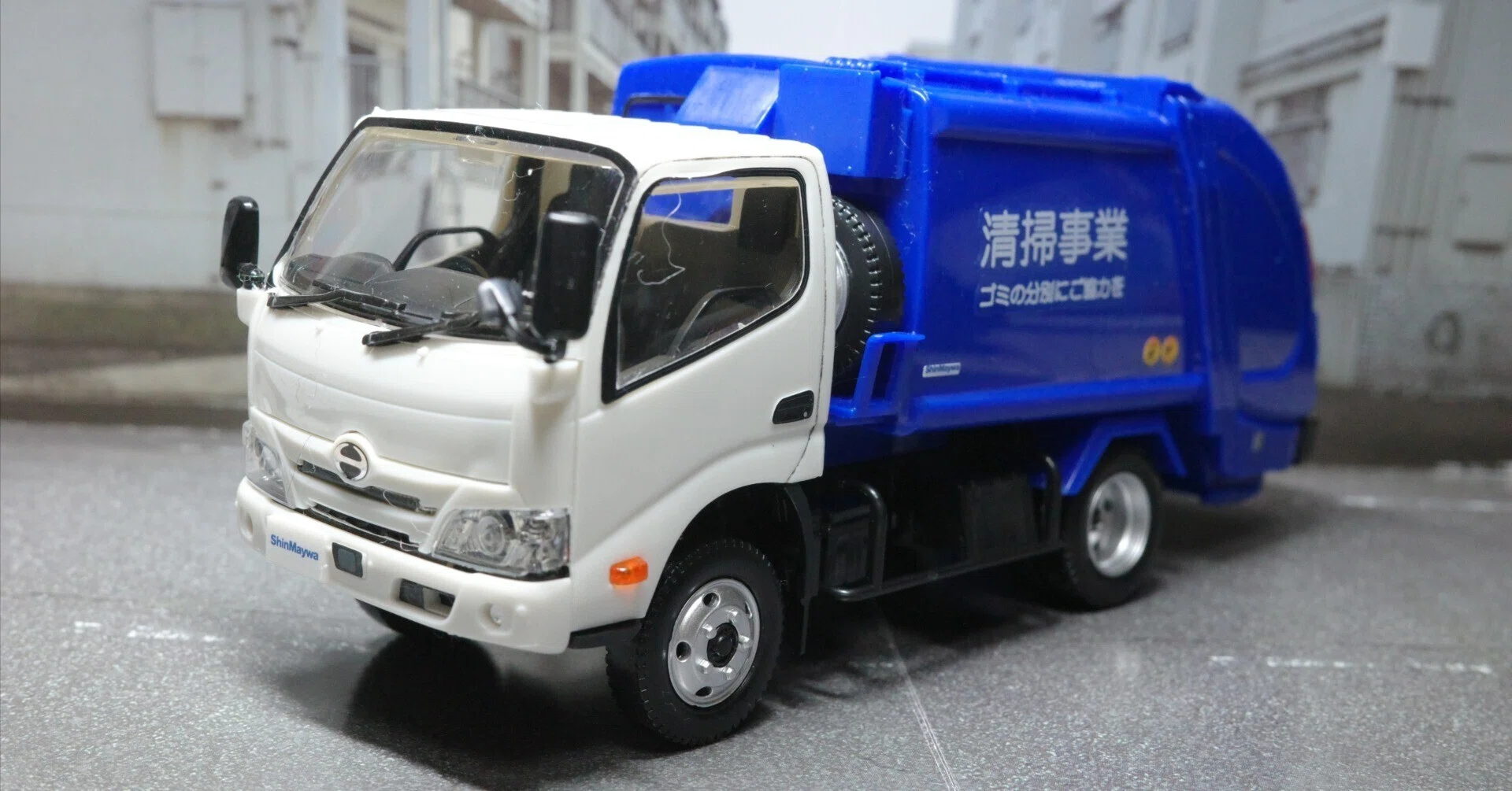 ソコタノ日記モノづくり編:アオシマの日野デュトロパッカー車を孫と