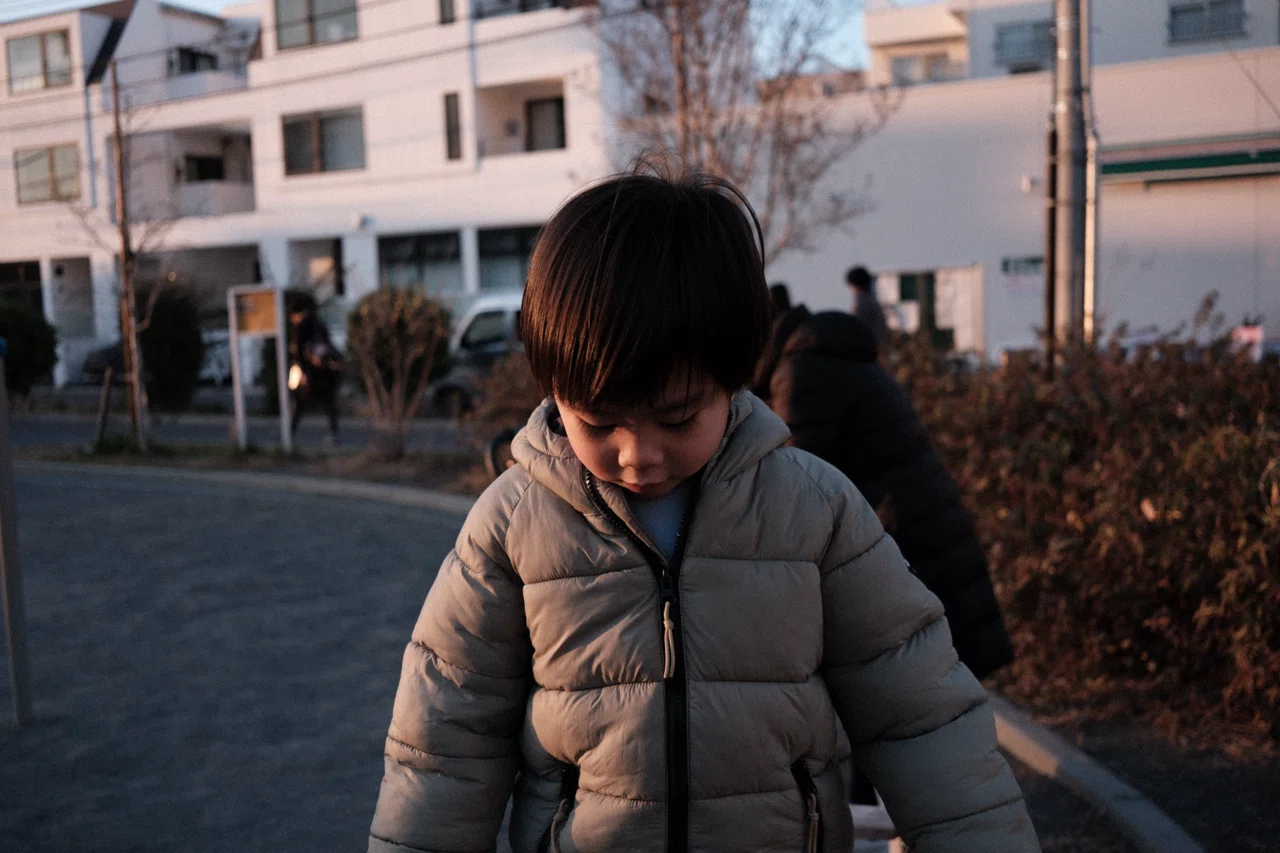 E5白黒画「はじめての子供」 X-E5とクラシッククロームが教えてくれたこと——公園スナップで再確認