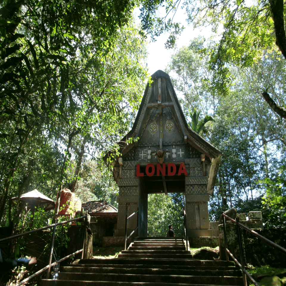 スラウェシ島タナトラジャ1日目②🇮🇩│ 墓地を巡る。死について｜Misaki