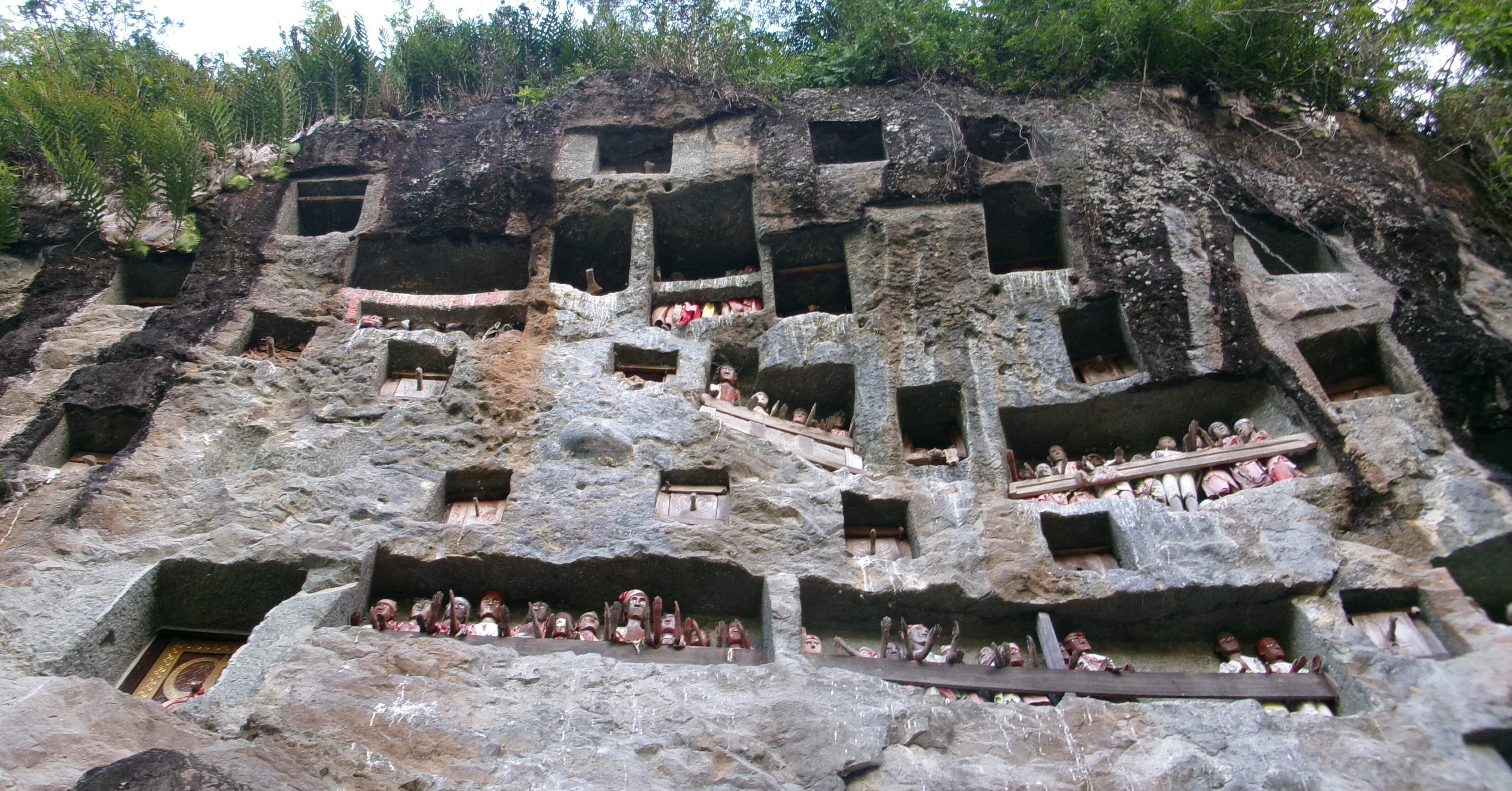 スラウェシ島タナトラジャ1日目②🇮🇩│ 墓地を巡る。死について｜Misaki
