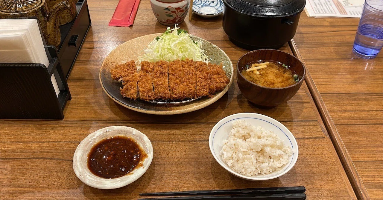 今夜は昼食抜きだったのでとんかつ定食｜還暦めがねじぃじ＠チャット