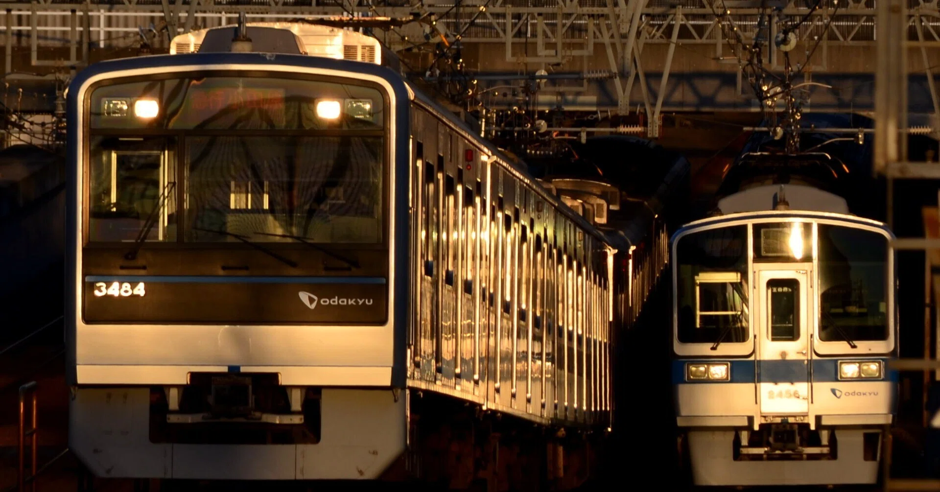 小田急線撮影スポット：喜多見駅1番線新宿方面エキセン｜vivace115の