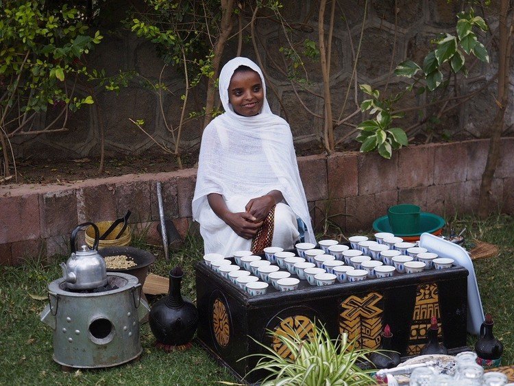 エチオピアはコーヒー発祥の国。美しいマベットさん（１８歳）が振る舞って下さいました
