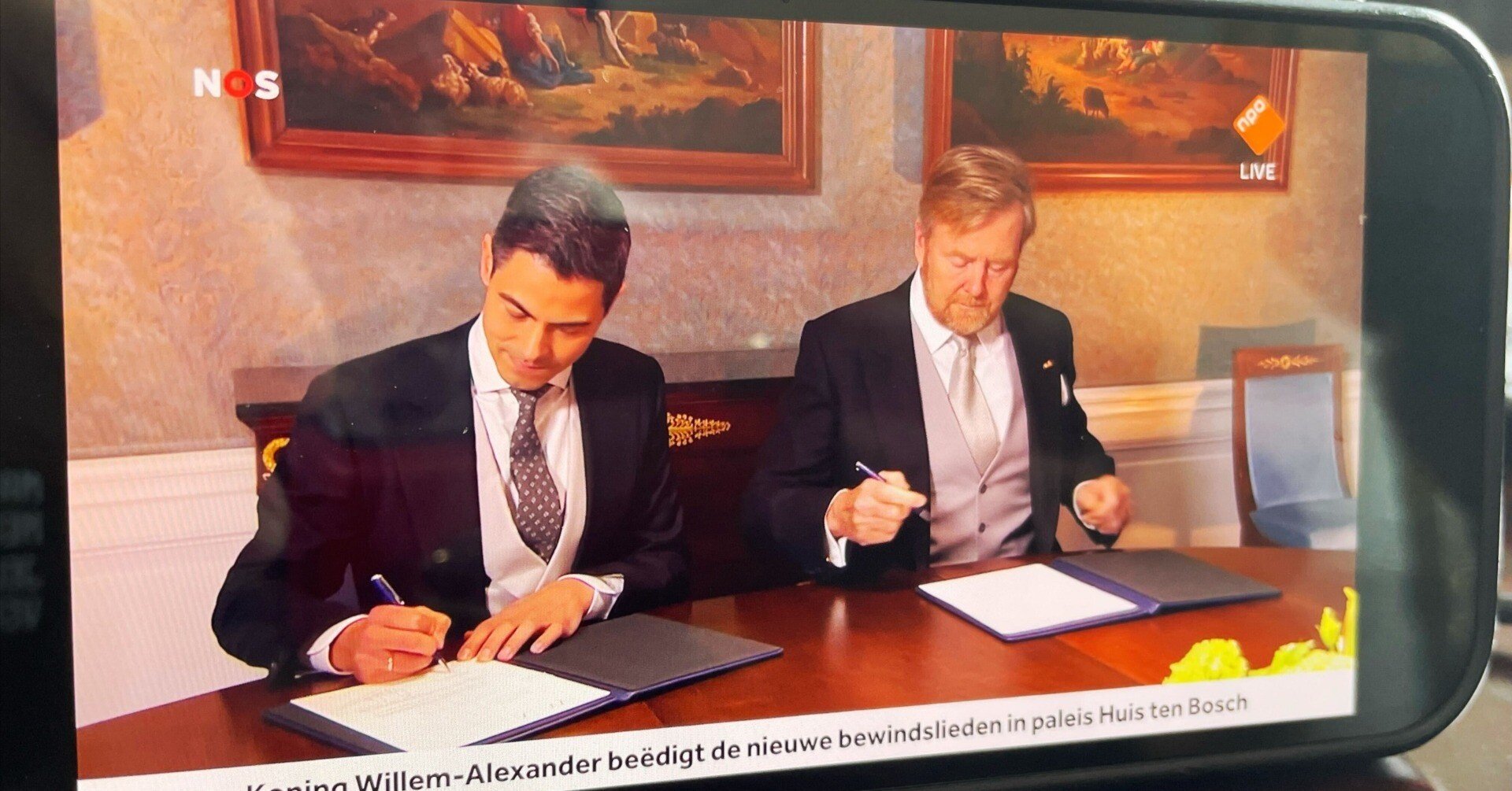 国王と「横並び」で署名。オランダ新内閣の就任式に、文化的な時差ボケ