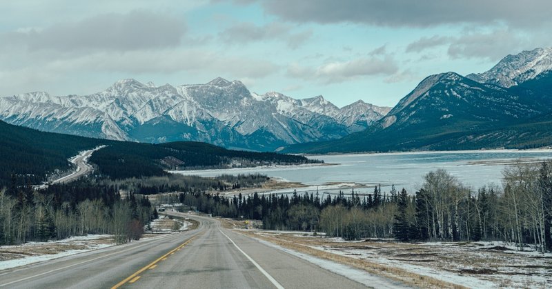 【アルバータ解剖②】ロッキー山脈は「山」ではない？　4億年の海底と「管理された聖域」
