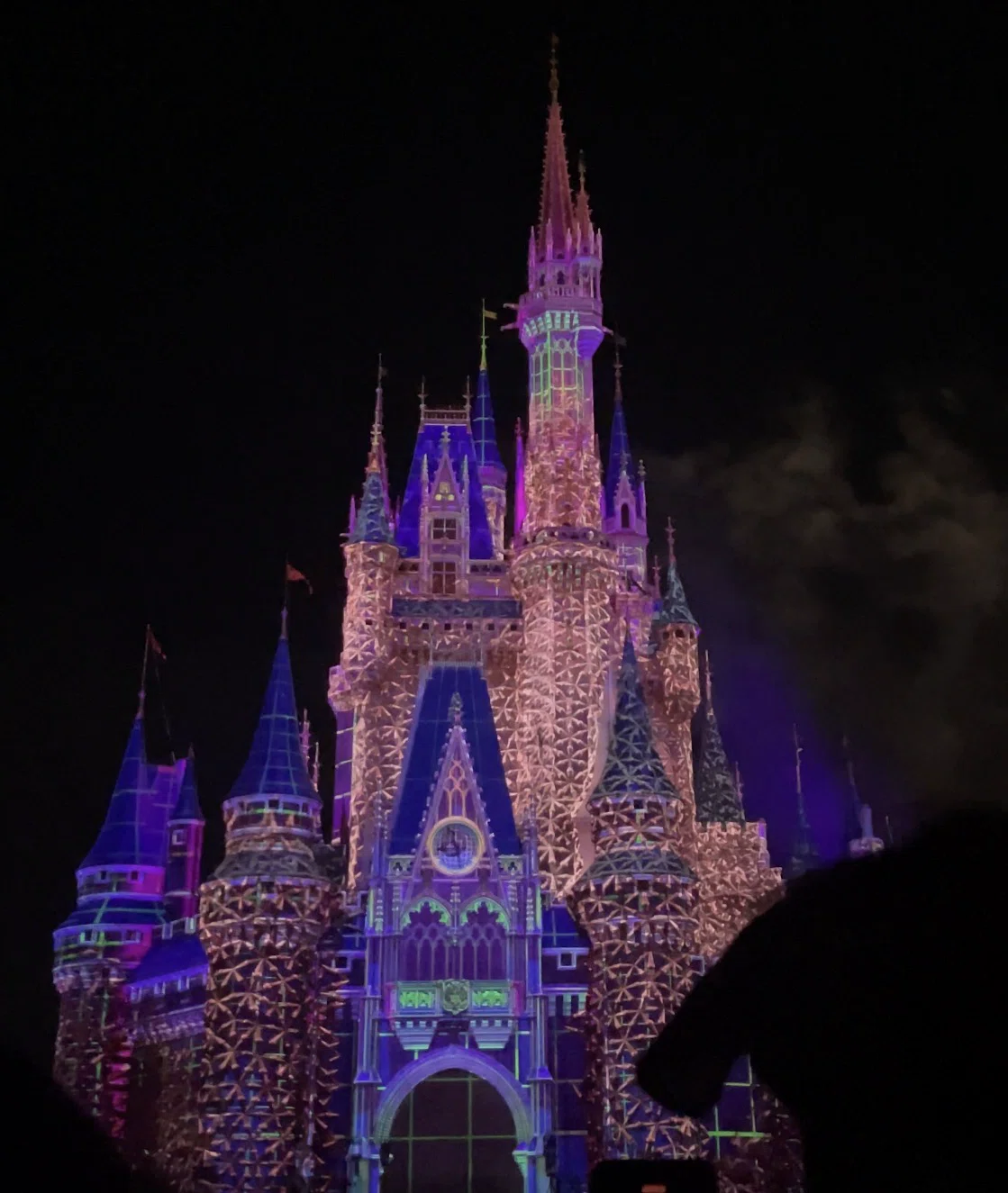 Reach for the Starsはディズニープラス宣伝プロジェクション