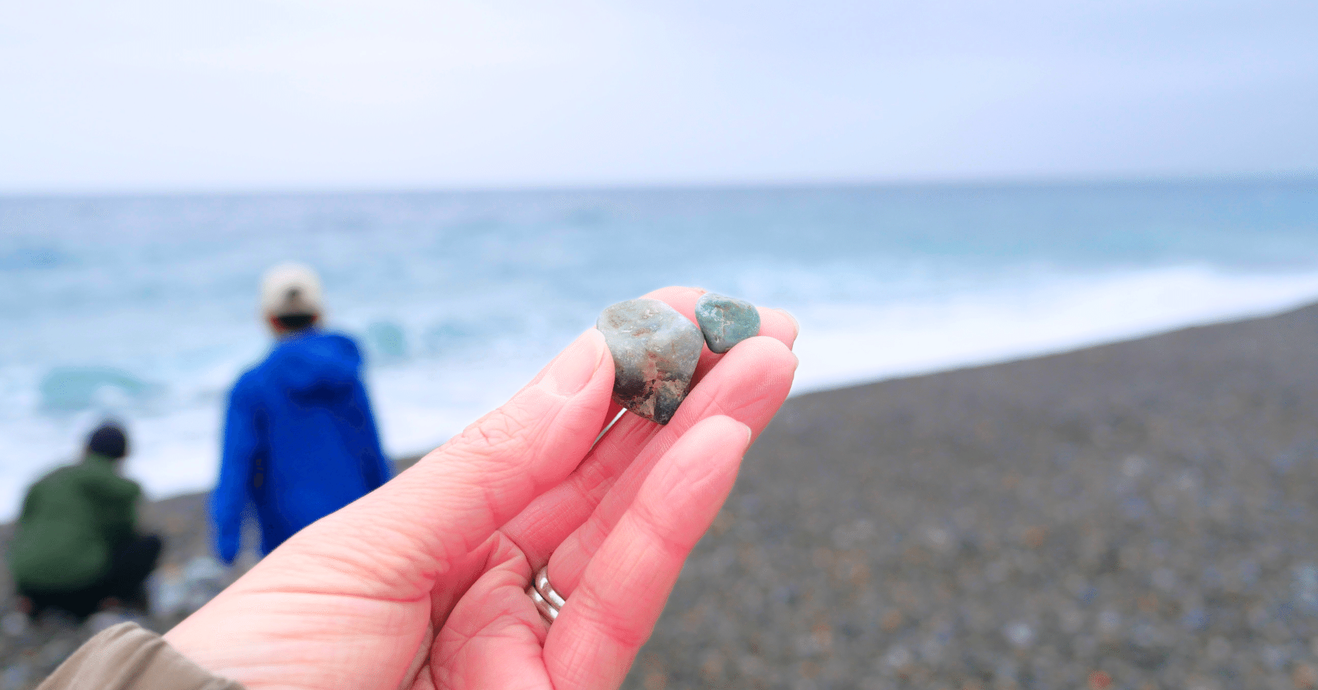 新潟・糸魚川で宝石探し。海で拾った石を「本気鑑定」した休日の記録