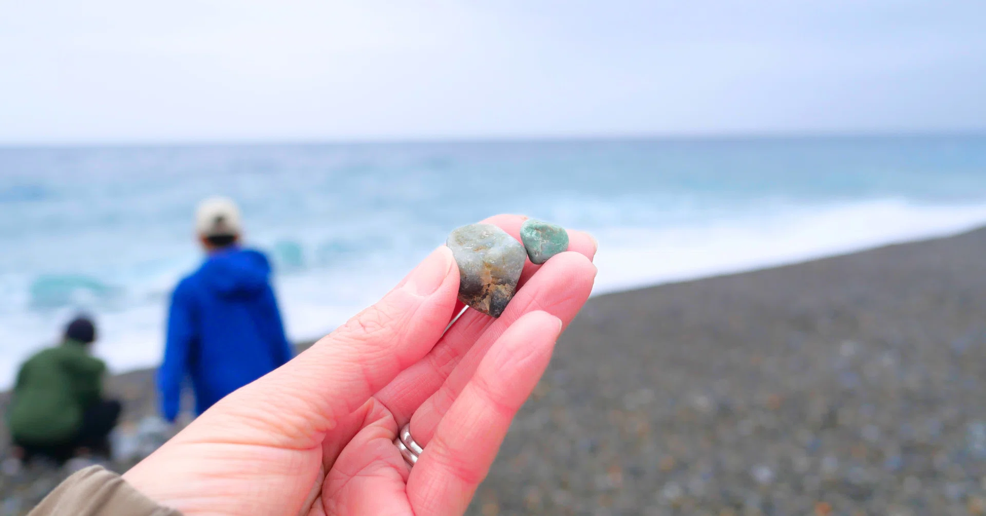 新潟・糸魚川で宝石探し。海で拾った石を「本気鑑定」した休日の記録