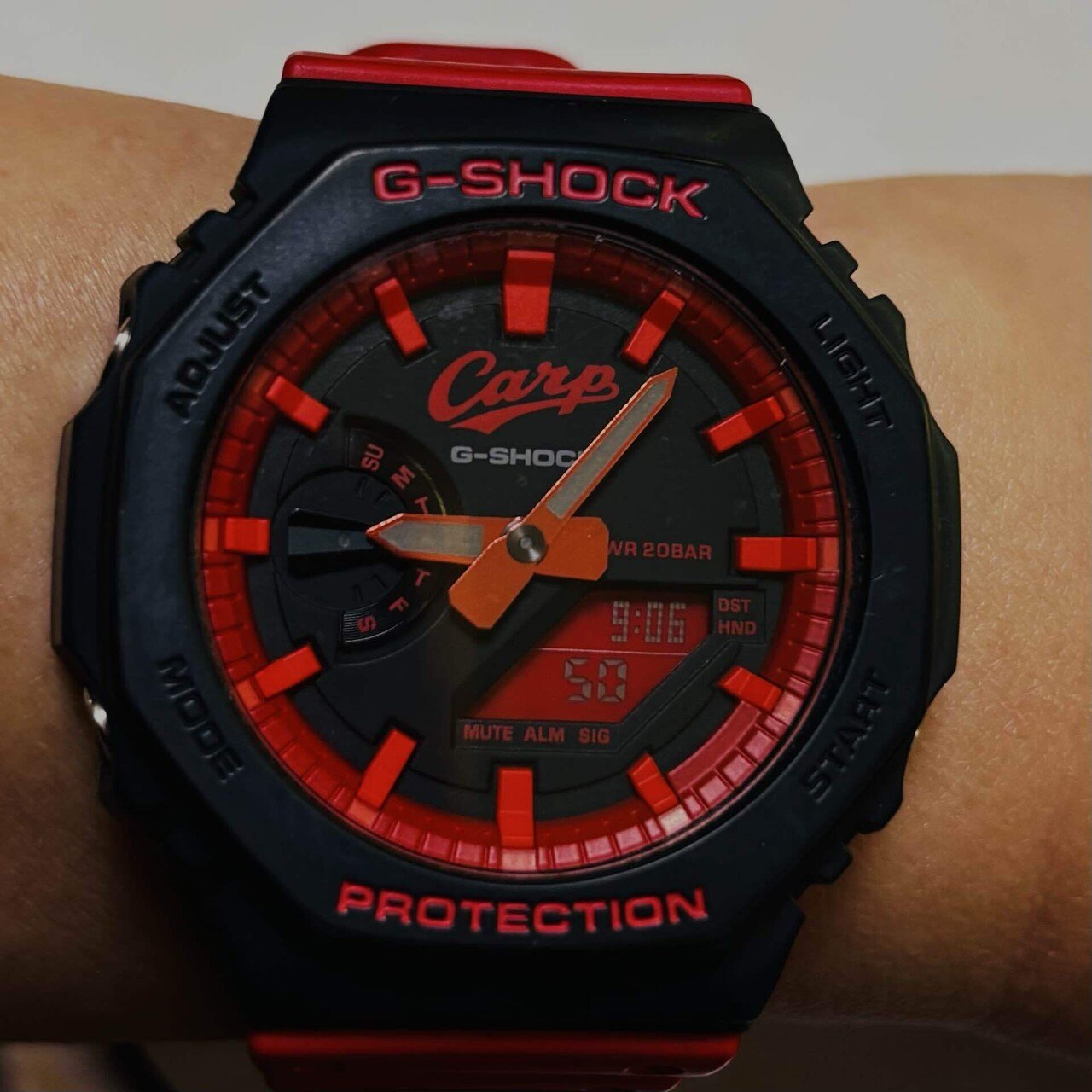 今日のカープグッズ③― 壊れない時計に、カープを背負わせた結果