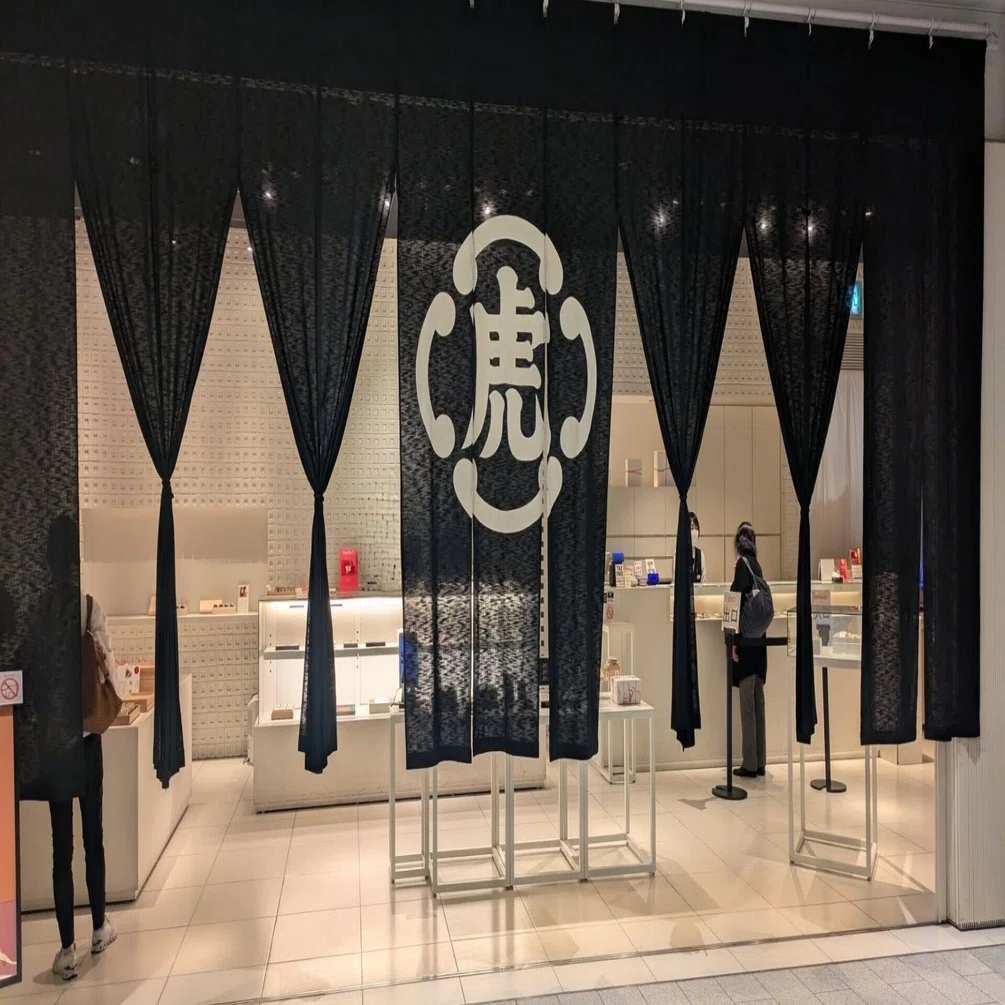 赤に込められた日本人の繊細さ―とらや「和菓子と赤」の展示を訪ねて