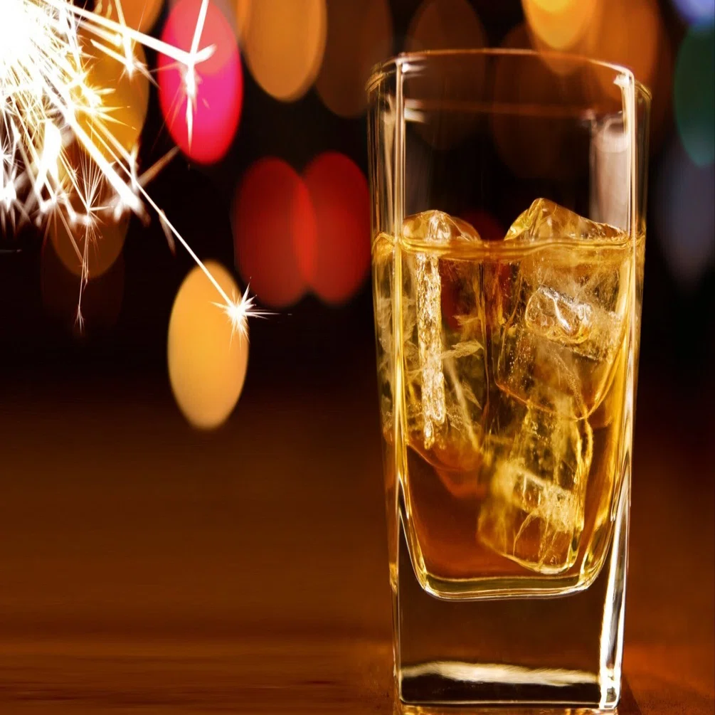 1分で納得】なぜ酒に氷を入れると美味くなるのか。｜フロン: コトバで 