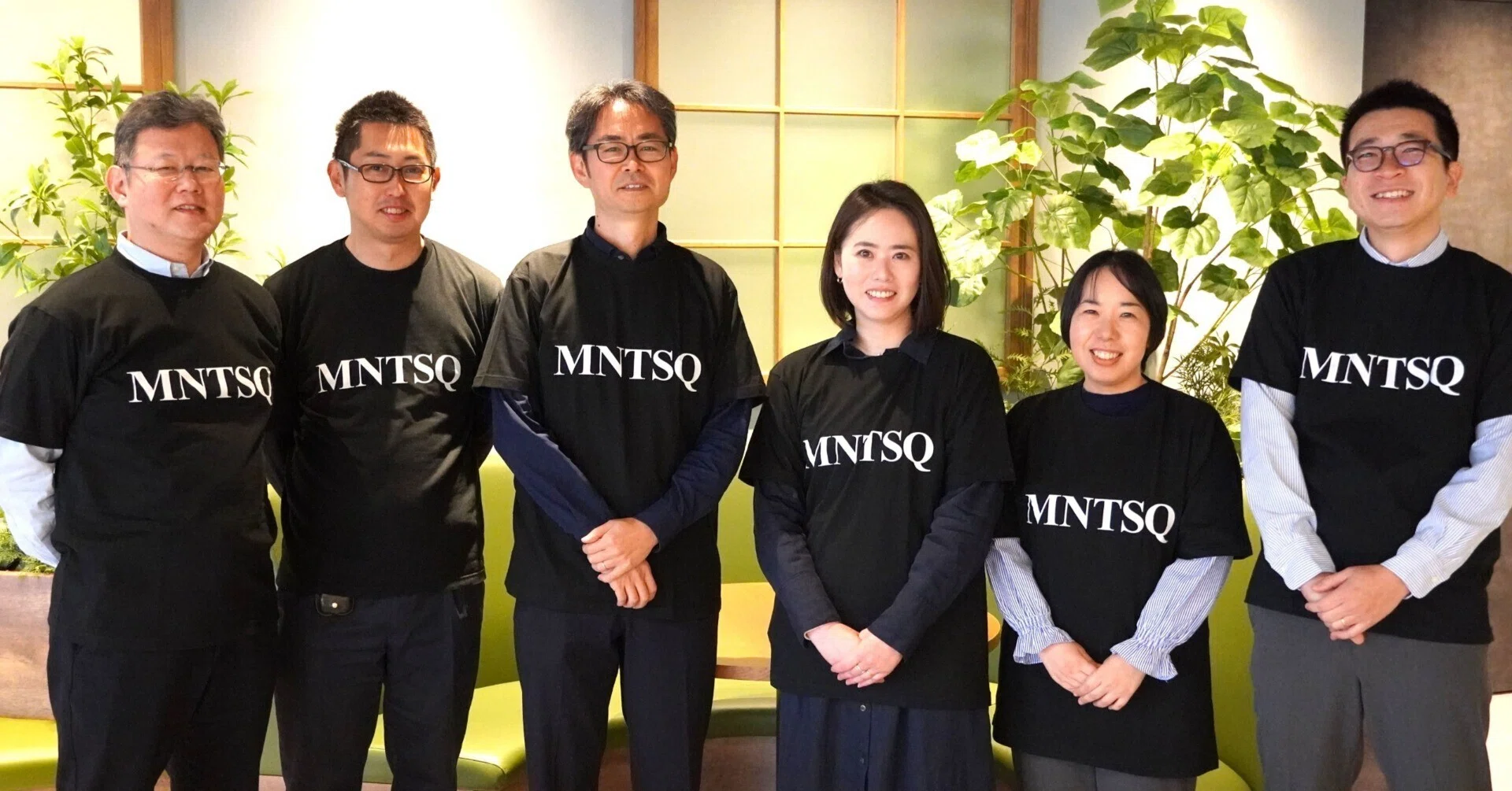 そのTシャツ、欲しいです」――お客さまがMNTSQのロゴTを着てくださる 