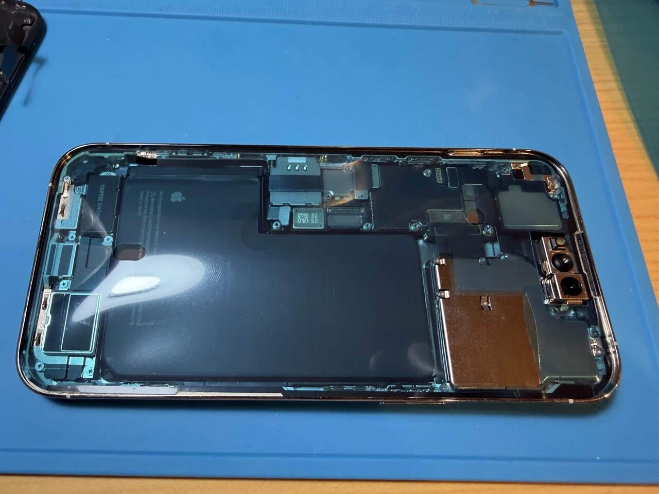 iPhone14ProMaxがグリーン画面に！｜NaoAkimoto!