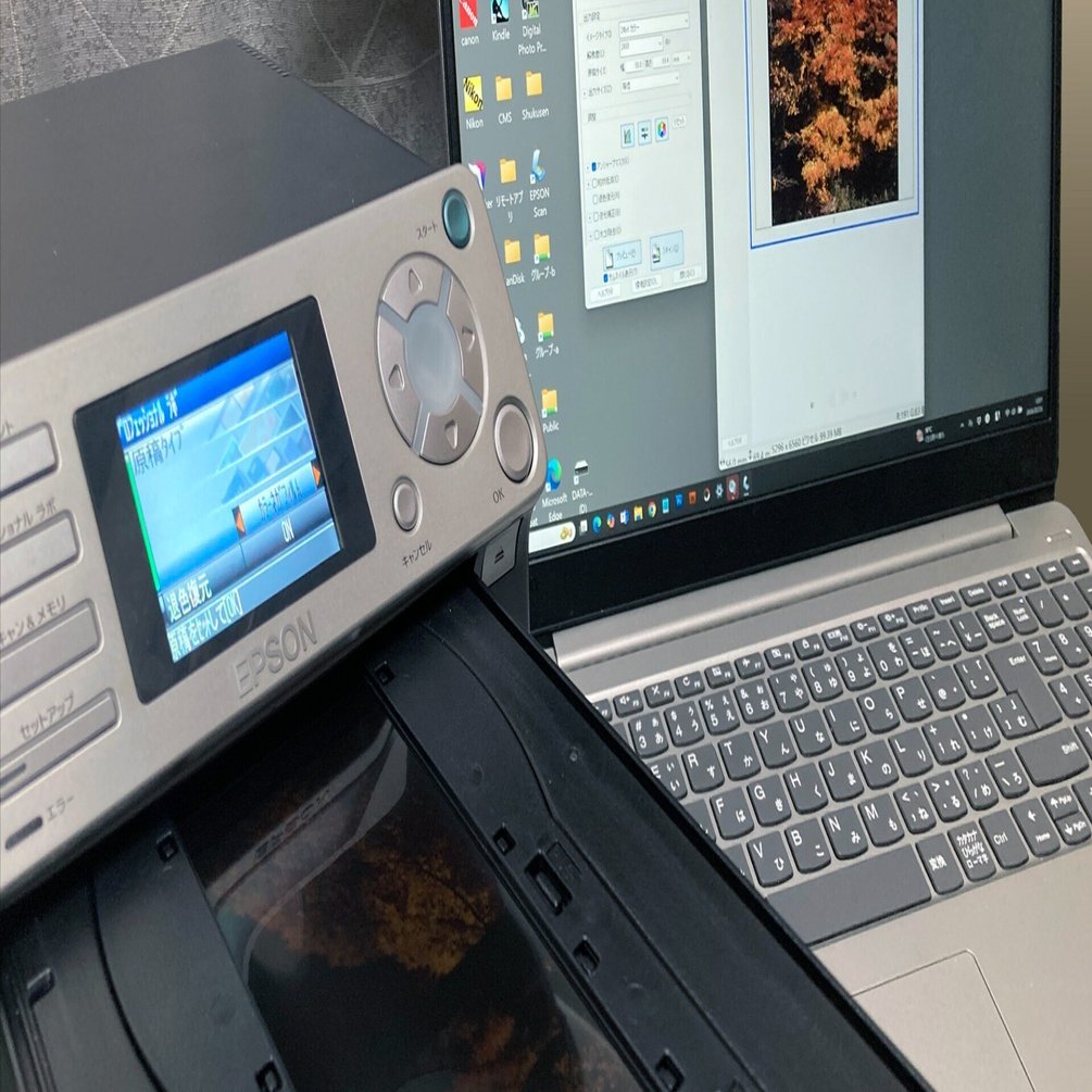 大量のポジフィルムを前に、懐古趣味は無いようです。｜小山壯二