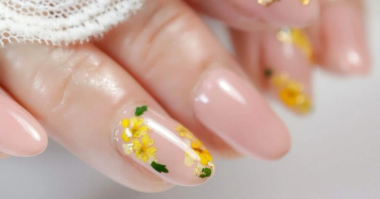 本物の押し花を閉じ込めた春を感じるミモザネイル𓂃🌼｜N.couture
