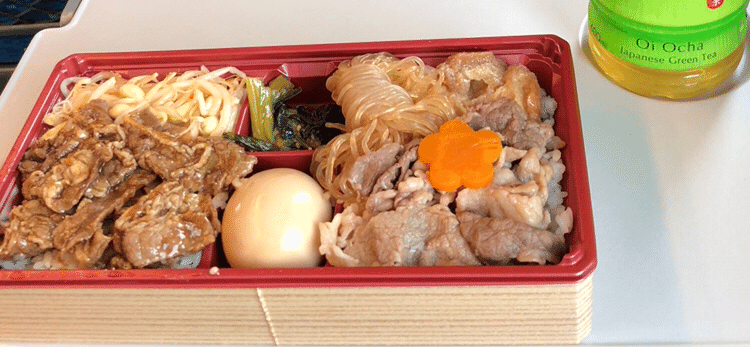 大阪に向かう新幹線は今日もとてもすいています たくさん荷物を持ってくれた次男に好きなもの選んでいいよとお昼の駅弁 やっぱり肉 肉 肉 なのね 写真 駅弁 すき焼き 焼き肉 男子高校生 まゆきち Note