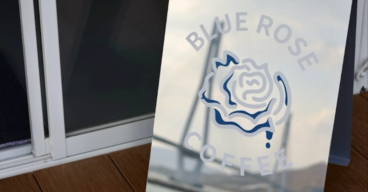 青を基調としたカフェ『BLUE ROSE COFFEE』｜コーヒーに合う本屋さん