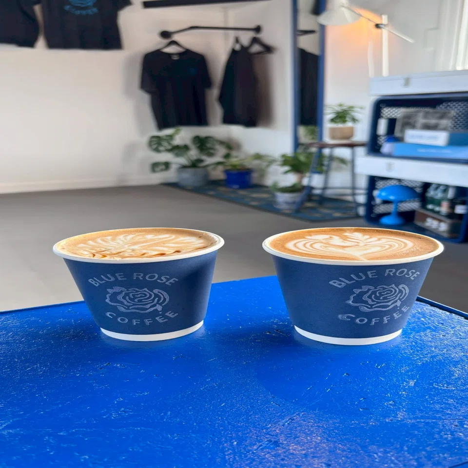 青を基調としたカフェ『BLUE ROSE COFFEE』｜コーヒーに合う本屋さん