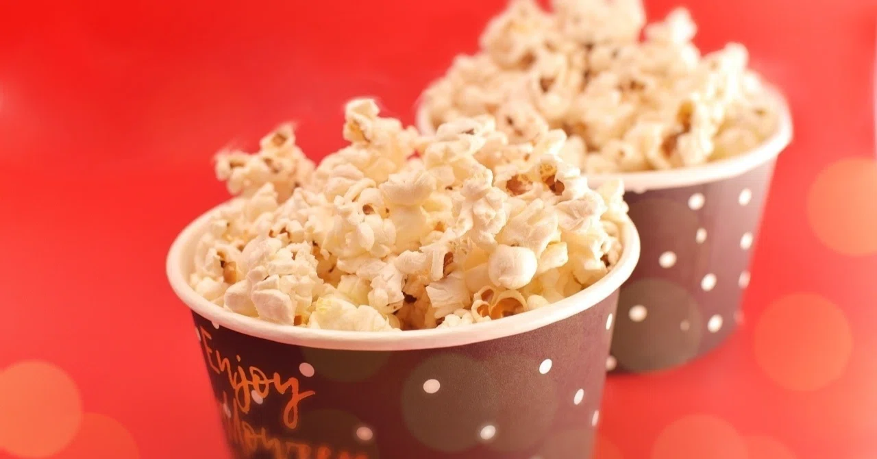 「希少」家で映画を観るためのポップコーンカップ ❥大島依提亜　maruhiro 昔食べた映画館のポップコーンを思い出した話｜Aya Rinko（旧名 桐島彩）