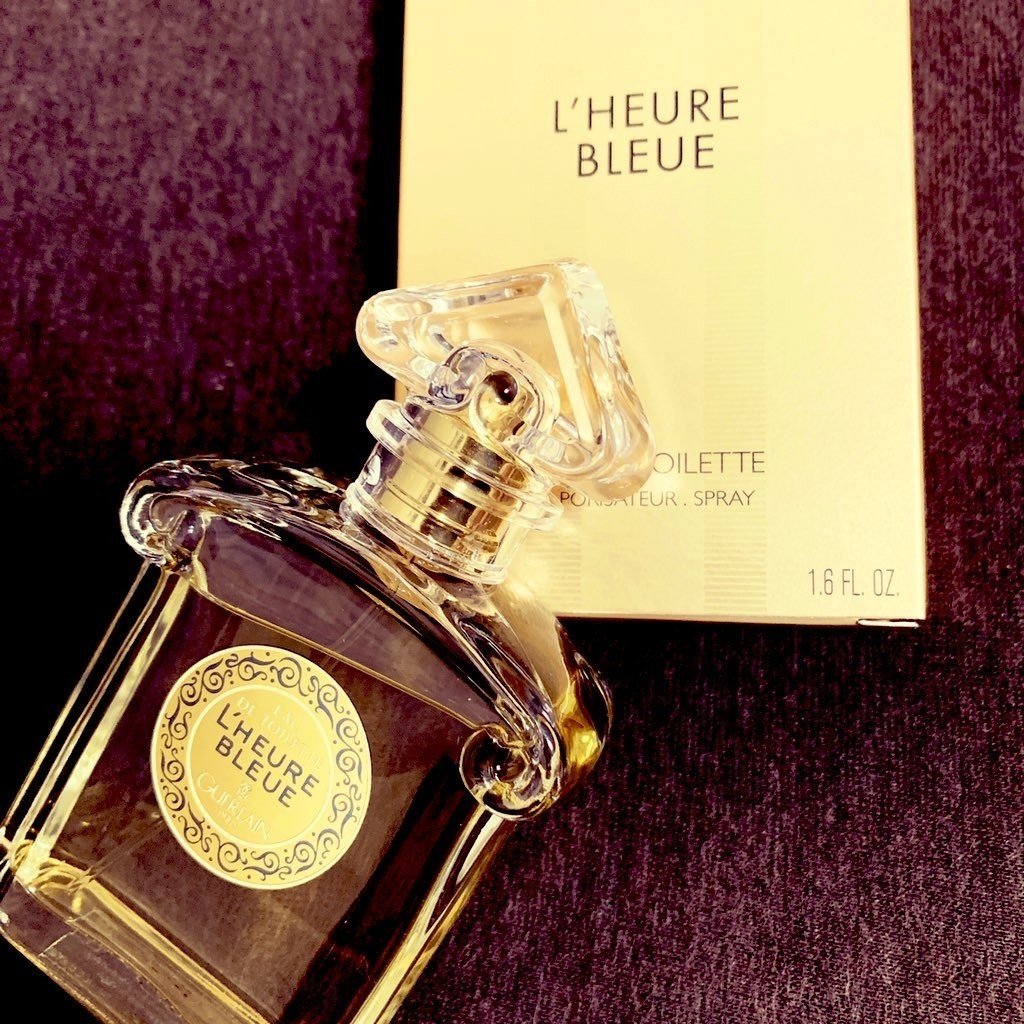 ゲランのルールブルーが届きました 100年以上の歴史のある名香 自分が付けるには珍しい パウダリーなフローラル系 トップはミツコと同じベルガモット ミドルはオレンジブロッサム ベースはバニラとアイ 由良 Note